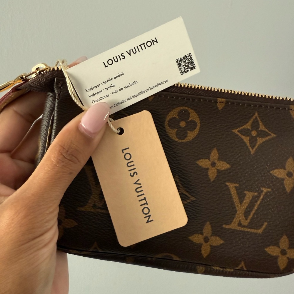 ⭕️SOLD⭕️Louis Vuitton Gold and Brown Monogram Wristlet - Picture 15 of 15